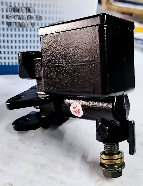 煞車油缸-光陽奔驣G4/GP125(化油版)(後視鏡8mm牙)(煞車油 向下出油)